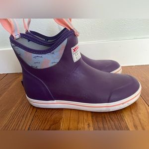 Xtratuf ankle boot. Size 7. Very lightly worn.